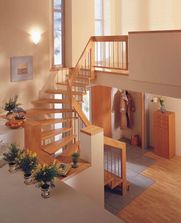 Holztreppe Viva halbgewendelte Buchertreppe Treppengeländer mit  Edelstahl Stäben und Holzhandlauf Brüstungsgeländer im Treppenhaus