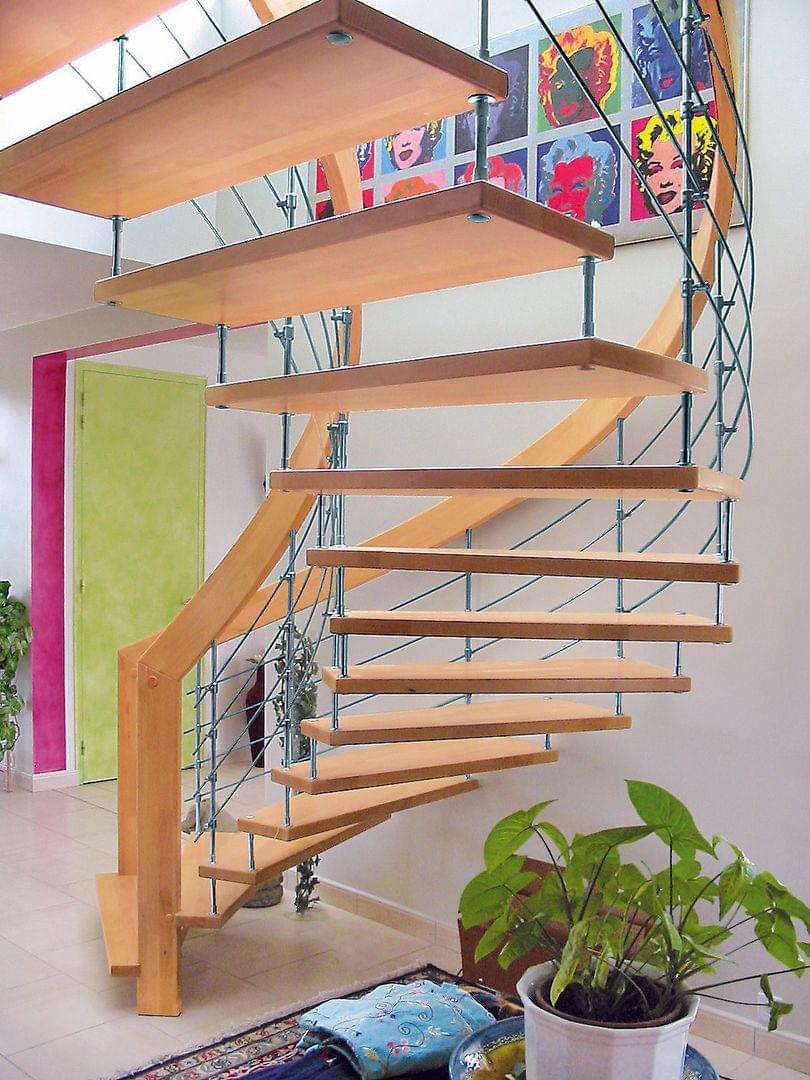 Wendeltreppe Bogentreppe mit Holzstufen und Relinggeländer